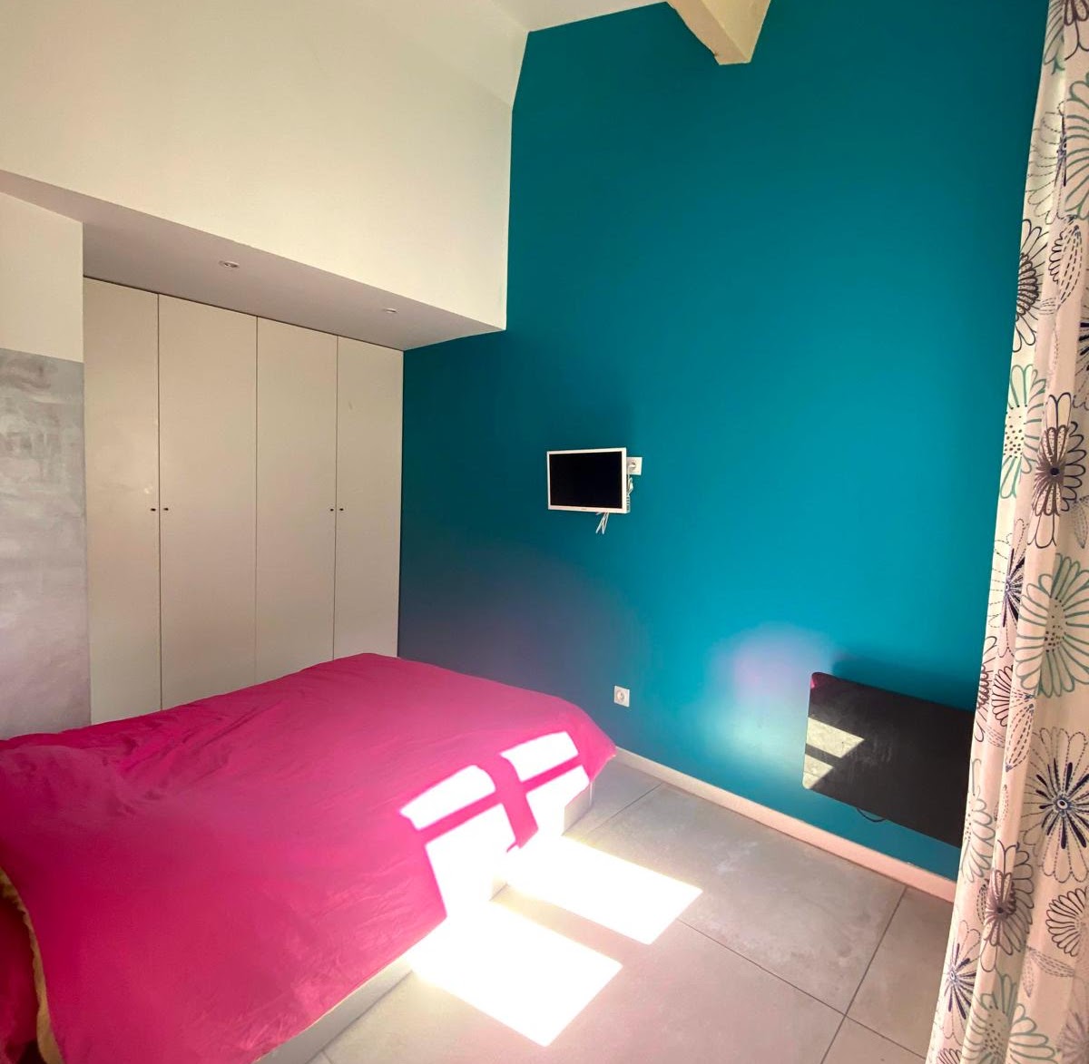 Séjour et mezzanine du duplex meublé du centre de Marseille, Vieux-Port